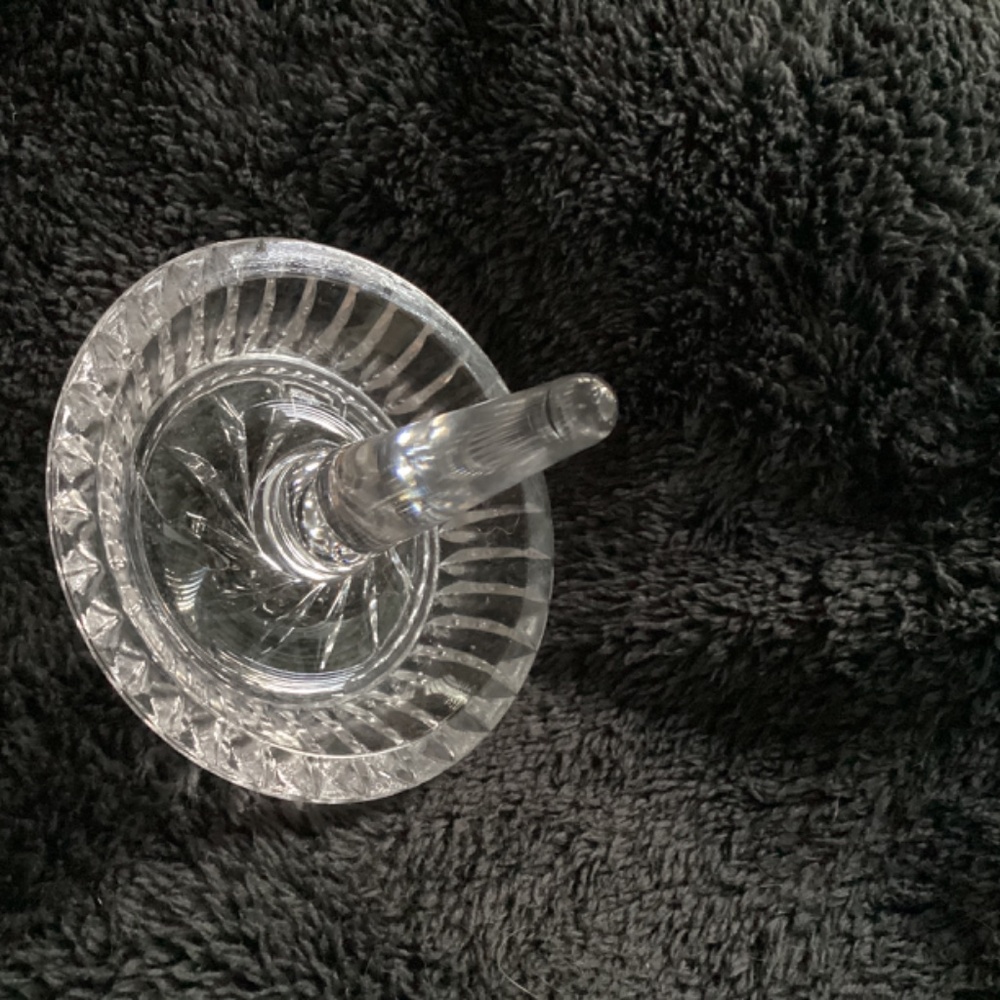 CLEAR CRYSTAL GLASS ROUND BEVELLED RING HOLDER - Picture 6 of 7